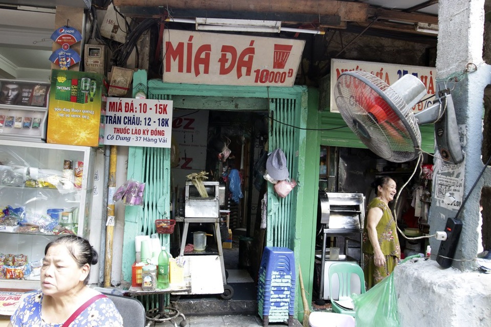 Biển hiệu "phủ bóng thời gian" ở phố cổ Hà Nội - 9 Biển hiệu "phủ bóng thời gian" ở phố cổ Hà Nội - 9