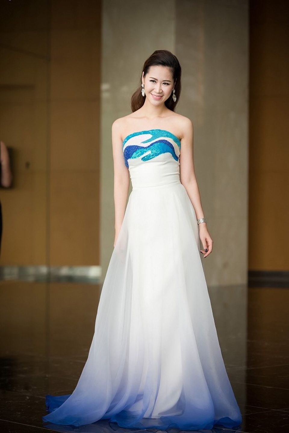 Thi nhan sắc quốc tế ở tuổi 35, Hoa hậu Dương Thùy Linh lộ gia thế “khủng” - 11 Năm 2004, cô đoạt giải Bạc miền Bắc cuộc thi Siêu mẫu Việt Nam và giải đồng Siêu mẫu Việt Nam. Cùng năm này, cô là đại diện của Việt Nam tại cuộc thi Miss Tourism International (Hoa hậu Du lịch quốc tế). Năm 2008, cô tham dự Hoa hậu Hoàn vũ Việt Nam và lọt top 5 cùng giải phụ Hoa hậu Thân thiện.