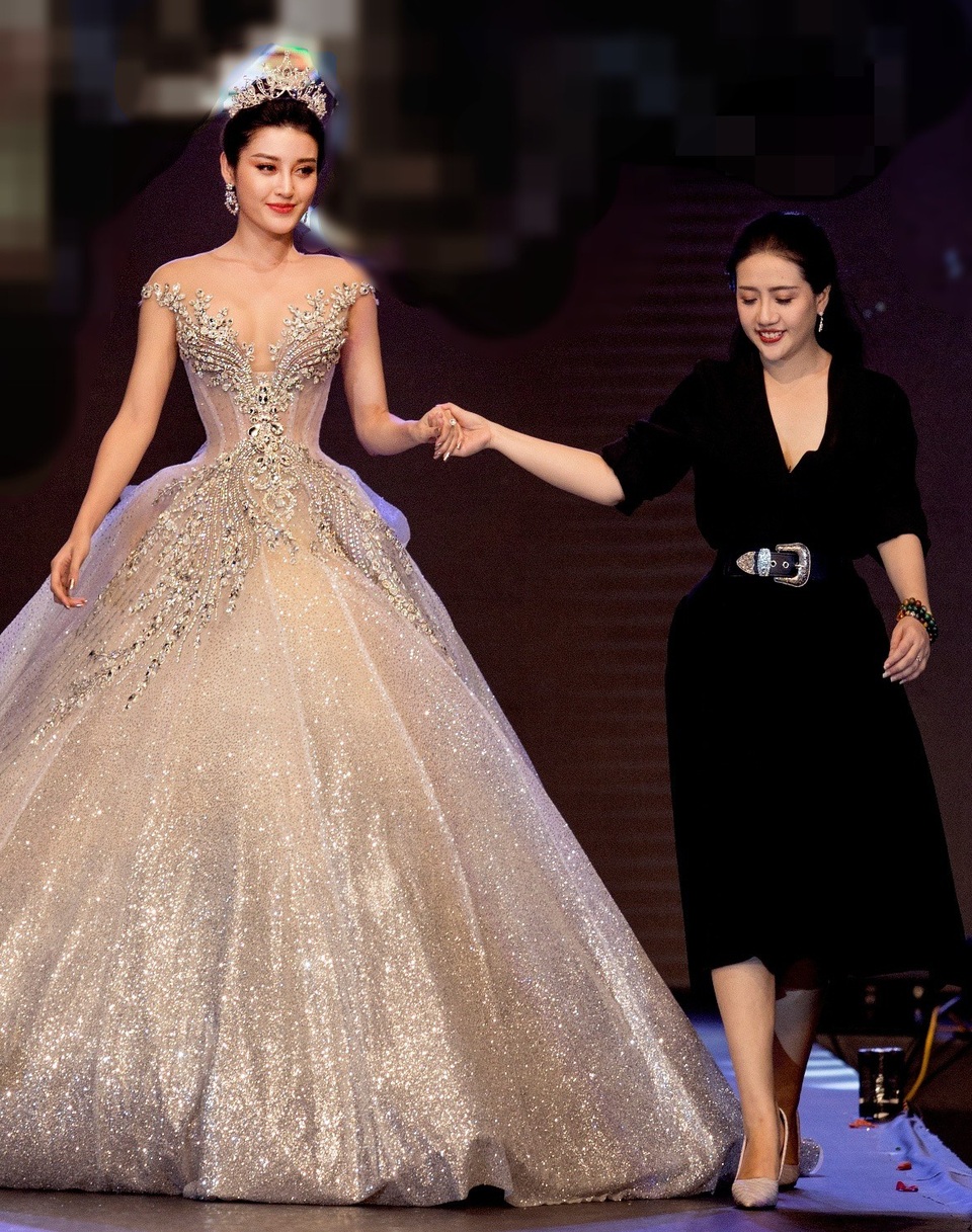 Khoác lên mình chiếc váy bồng màu bạc trắng lung linh nặng đến 25 kg, Huyền My “biến hoá” thành một nàng công chúa.