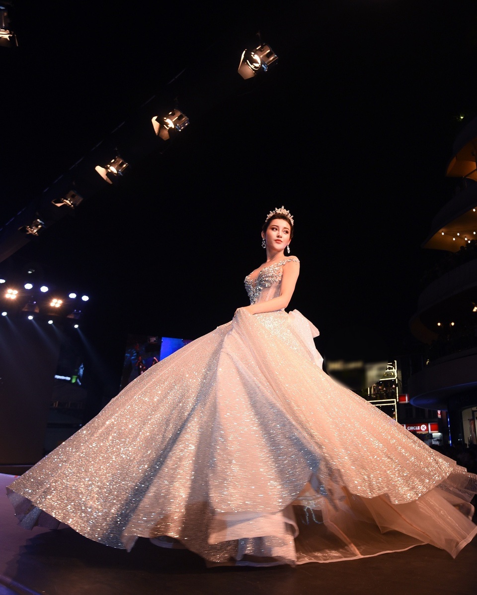 Chiếc đầm như một dải ngân hà với đính kết hoành tráng. Giống như đàn chị Hồ Ngọc Hà, Huyền My cũng là một trong những mỹ nhân Việt sở hữu đường cong nóng bỏng. Vừa qua, cô đã xuất sắc lọt vào top 64 của bảng xếp hạng Miss Grand Slam 2017 - Hoa hậu của các Hoa hậu.