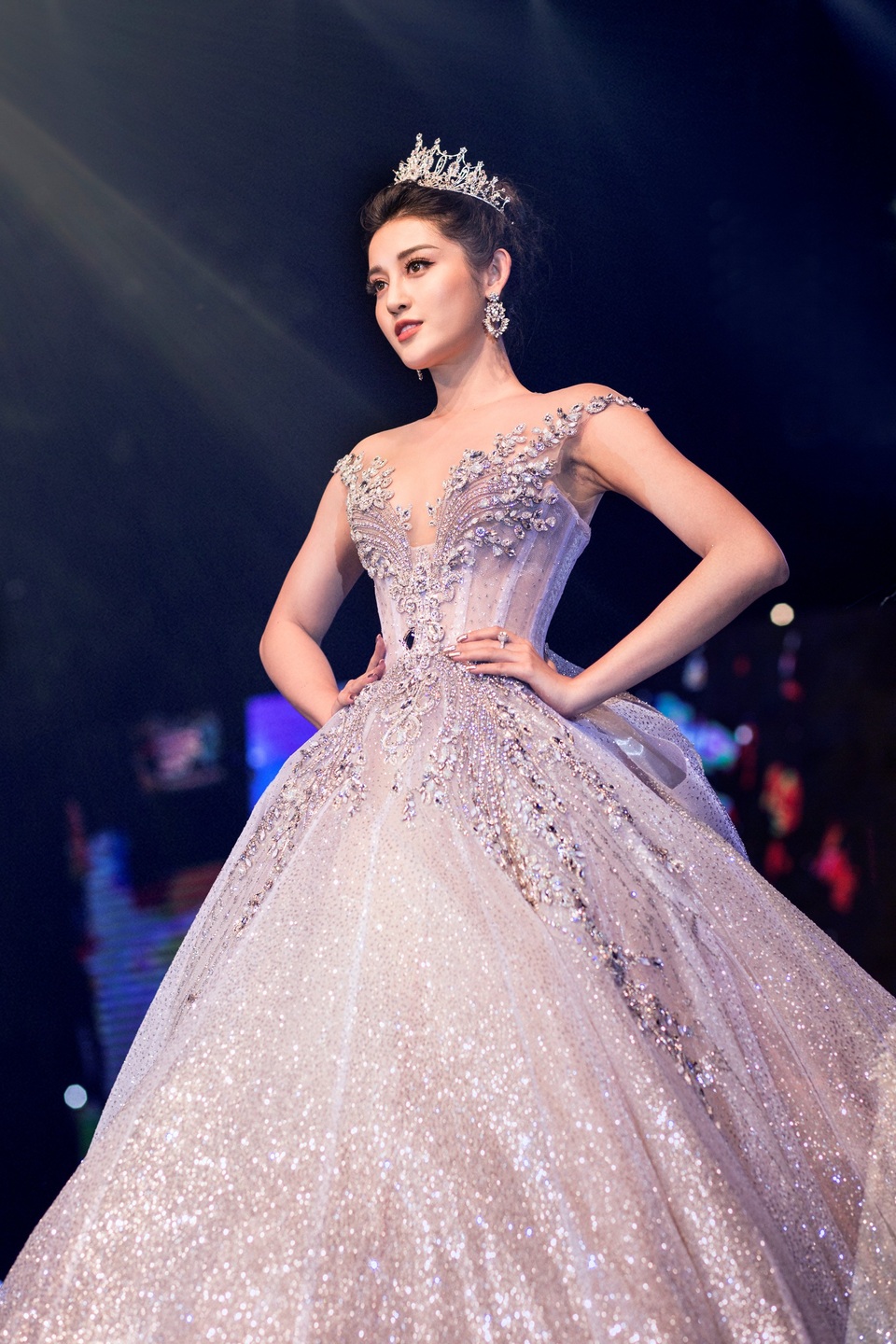 Bên cạnh Hồ Ngọc Hà còn có sự xuất hiện của Á hậu Huyền My.