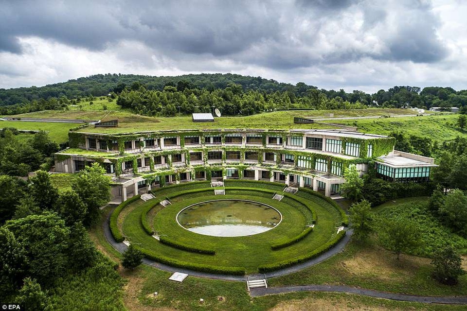 
Công trình này từng là một hầm trú ẩn bí mật có tên là Mount Pony ở Culpeper, Virginia. Đây cũng là nơi Cục Dự trữ Liên bang Mỹ từng âm thầm tích trữ hàng tỷ USD tiền mặt, nhằm bổ sung cho nguồn cung tiền tệ trong trường hợp xảy ra biến cố. Năm 2007, cơ sở này đã được chuyển đổi mục đích sử dụng thành một thư viện.
