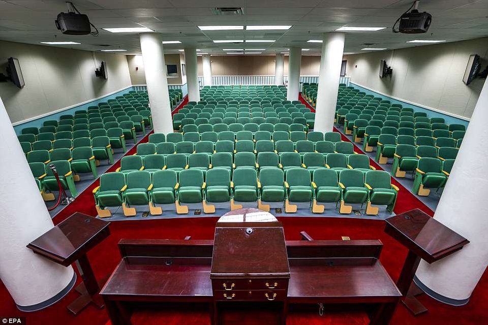 Đây là căn phòng được xây dựng nhằm thay thế phòng họp của Hạ viện Mỹ trong trường hợp xảy ra chiến tranh hạt nhân. Nó tọa lạc tại một căn hầm bí mật nằm dưới lòng đất Greenbrier, khu nghỉ dưỡng 4 sao nằm gần White Sulphur Springs, West Virginia. Khu hầm này rộng khoảng 34.000 m2, hoàn thiện vào năm 1961, với đủ cơ sở vật chất phục vụ cho 535 nghị sĩ. Ngoài ra, căn hầm này còn có phòng khử nhiễm hạt nhân, một đơn vị chăm sóc y tế đặc biệt và một phòng thông tin liên lạc, tất cả được bao bọc bởi các bức tường bê tông dày từ 1-1,5 m.