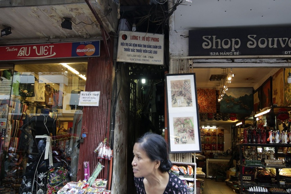 Biển hiệu "phủ bóng thời gian" ở phố cổ Hà Nội - 14 Một biển hiệu quảng cáo điều trị bệnh bằng thuốc bắc và châm cứu trên phố Hàng bè.