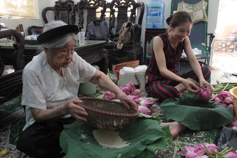 “Siêu phẩm” trà cổ làm từ 1000 bông sen, giá 7 triệu đồng ở Hà Nội có gì đặc biệt? - 2 Bà Nguyễn Thị Dần (95 tuổi, 33 Tô Ngọc Vân, Hà Nội) hiện là nghệ nhân cao tuổi nhất còn gắn bó với nghề truyền thống. Dù đã ở cái tuổi “xưa nay hiếm” nhưng năm nào cũng vậy, cứ đến mùa sen, cụ lại cùng các con cháu tất bật làm trà.