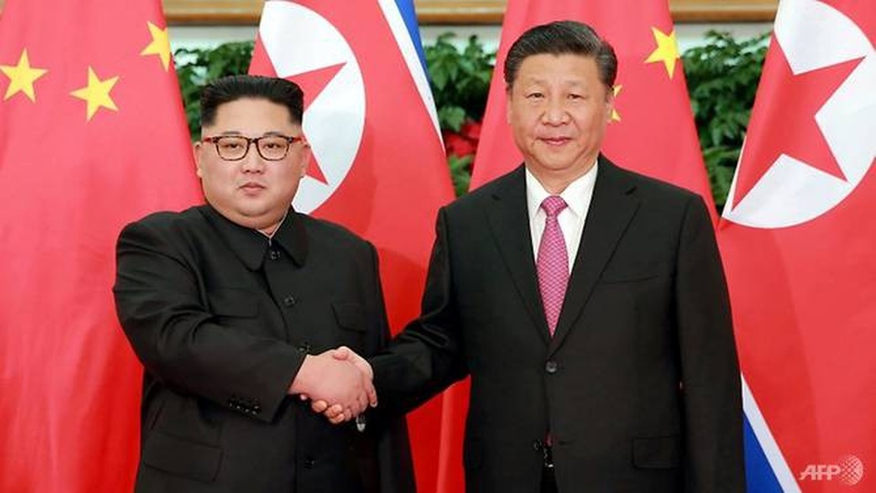 Tiết lộ nội dung hội đàm lần 3 giữa lãnh đạo Trung - Triều - 1
Nhà lãnh đạo Triều Tiên Kim Jong-un và Chủ tịch Trung Quốc Tập Cận Bình (Ảnh: AFP)