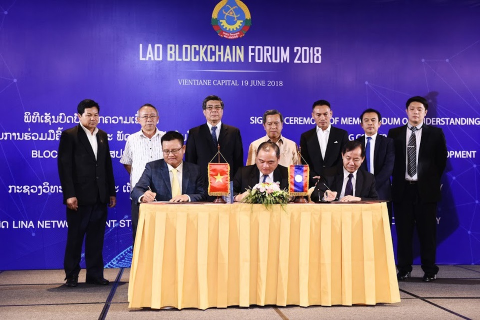Công nghệ của startup Việt được chính phủ Lào ký hợp đồng sử dụng - 1
Đại diện Bộ Khoa học và Công nghệ Lào và Lina Network ký biên bản ghi nhớ về việc ứng dụng công nghệ Blockchain. Bộ trưởng Bộ trưởng Khoa học và Công nghệ Lào Boviengkham Vongdara (hàng trên, thứ 4 từ trái sang) chứng kiến lễ ký kết.