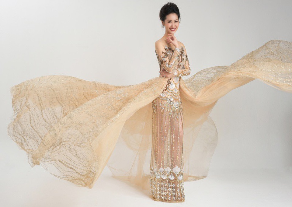 Thi nhan sắc quốc tế ở tuổi 35, Hoa hậu Dương Thùy Linh lộ gia thế “khủng” - 9 “Tôi quyết tâm làm hết sức để không có gì phải hối tiếc trong cuộc thi này và để xứng đáng với sự trông đợi của gia đình, bạn bè. Tôi rất mong mình sẽ mang chiến thẳng về cho Việt Nam. Ở tuổi 35 tôi không nghĩ mình đi thi là để học hỏi, giao lưu cho vui nữa”, Dương Thùy Linh bày tỏ ước mơ giành ngôi vị cao nhất tại Mrs Worldwide.