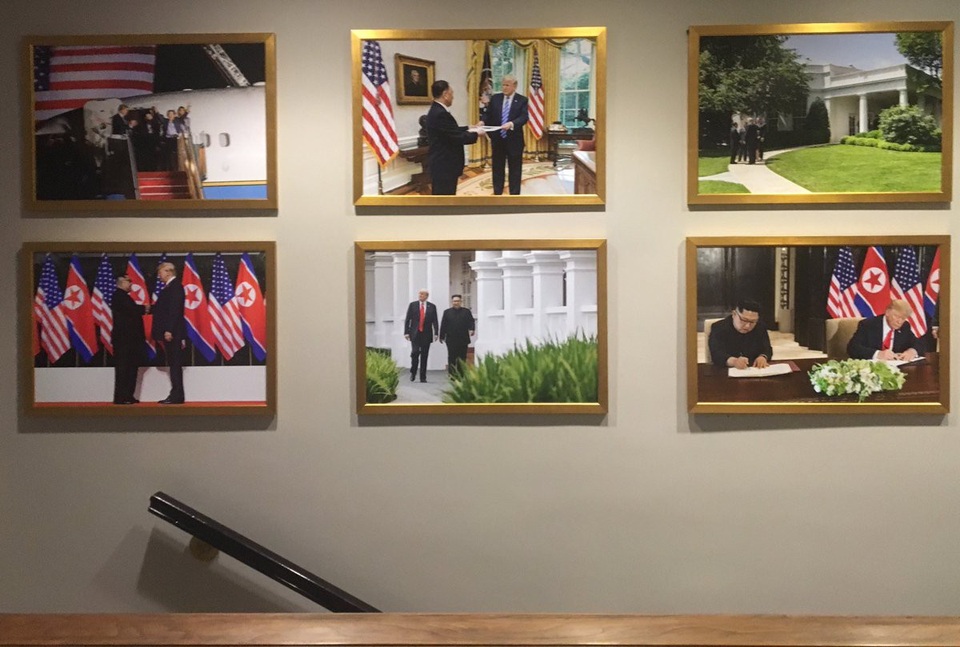 Ảnh ông Trump và ông Kim Jong-un treo kín tường Nhà Trắng - 1
Các bức ảnh về hội nghị thượng đỉnh Mỹ-Triều treo trên tường Nhà Trắng. (Ảnh: Twitter)
