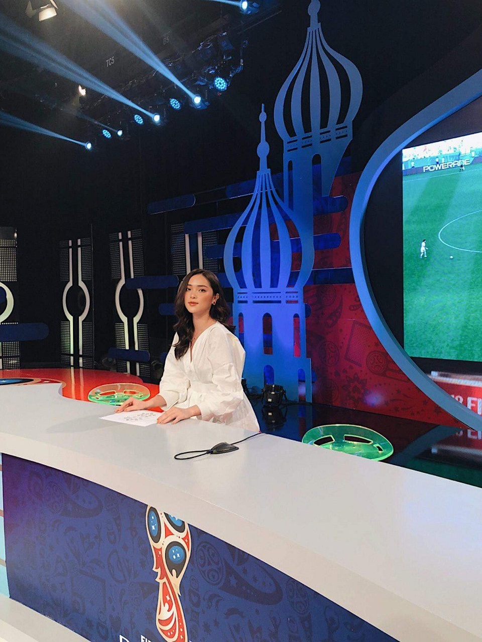 Thiếu nữ bối rối "đơ người" khi bình luận World Cup - 4