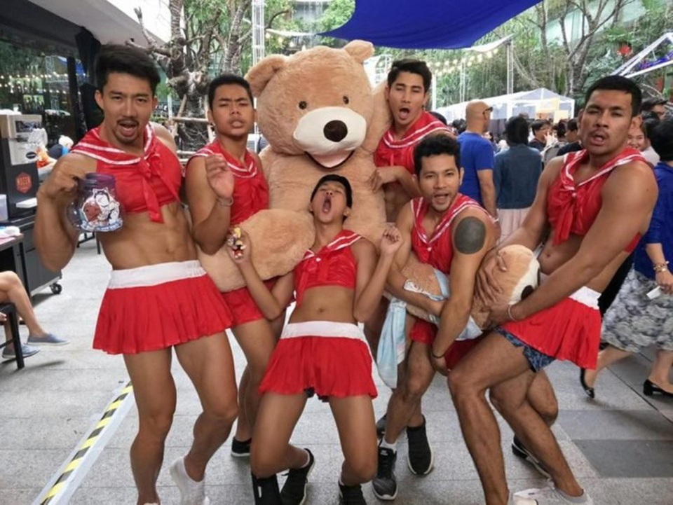Đỏ mặt với dàn trai đẹp 6 múi mặc đồ nữ sexy tại nhà hàng Thái Lan - 1 Đội ngũ nam phục vụ có thể khiến nhiều người giật mình khi mới nhìn lần đầu