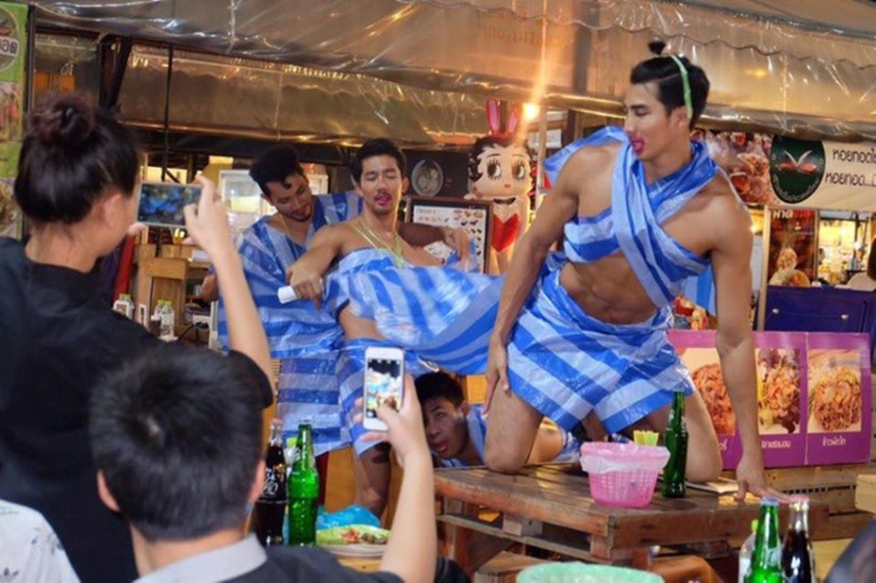 Đỏ mặt với dàn trai đẹp 6 múi mặc đồ nữ sexy tại nhà hàng Thái Lan - 2 Thỉnh thoảng người ta lại nghe thấy tiếng hét đầy nữ tính phát ra từ một nhân viên phục vụ nam