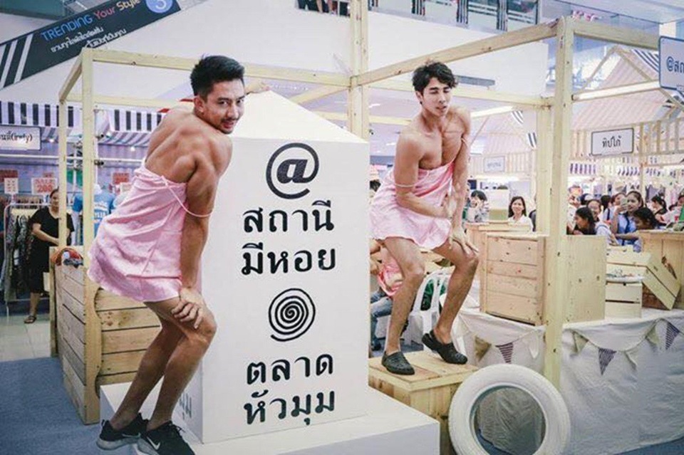 Đỏ mặt với dàn trai đẹp 6 múi mặc đồ nữ sexy tại nhà hàng Thái Lan - 4 Staneemeehoi bắt đầu mở cửa từ 2 năm trước