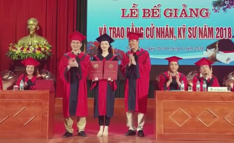Nữ sinh ĐH Vinh được cầu hôn ngay trong buổi lễ nhận bằng tốt nghiệp - 1
Nữ sinh viên Trần Thị Duyên nhận một lúc hai bằng tốt nghiệp.