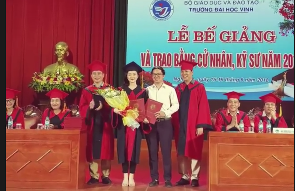 Nữ sinh ĐH Vinh được cầu hôn ngay trong buổi lễ nhận bằng tốt nghiệp - 2 Sau khi tặng hoa cho Duyên, Dũng đứng chụp hình cùng người yêu và hai thầy giáo.