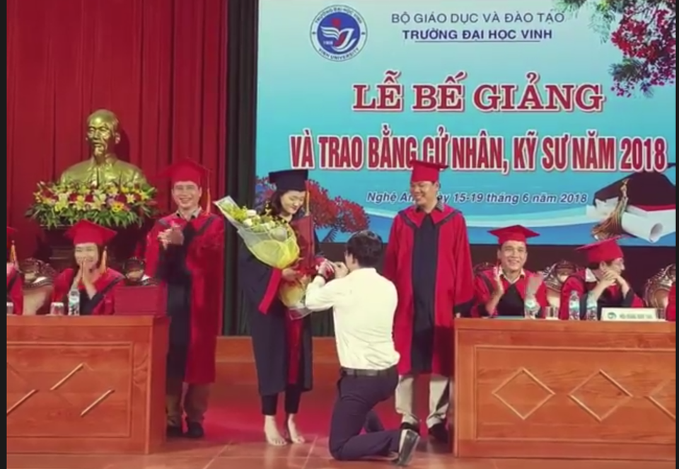Nữ sinh ĐH Vinh được cầu hôn ngay trong buổi lễ nhận bằng tốt nghiệp - 4
Sau một hồi đắn đo, Duyên đồng ý để Dũng đeo nhẫn vào tay.