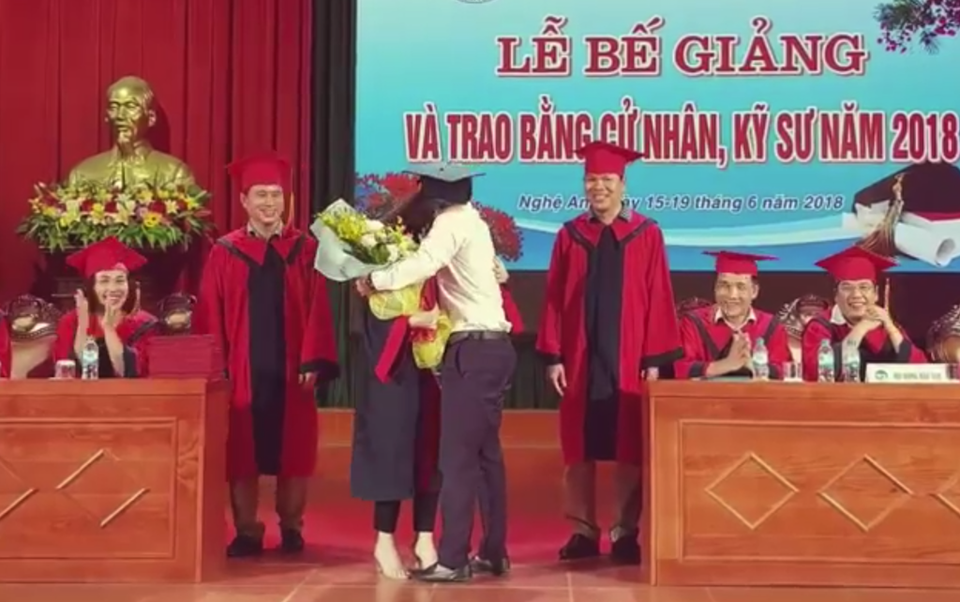 Nữ sinh ĐH Vinh được cầu hôn ngay trong buổi lễ nhận bằng tốt nghiệp - 5 Hai người ôm nhau thắm thiết trên bục nhận Bằng tốt nghiệp.
