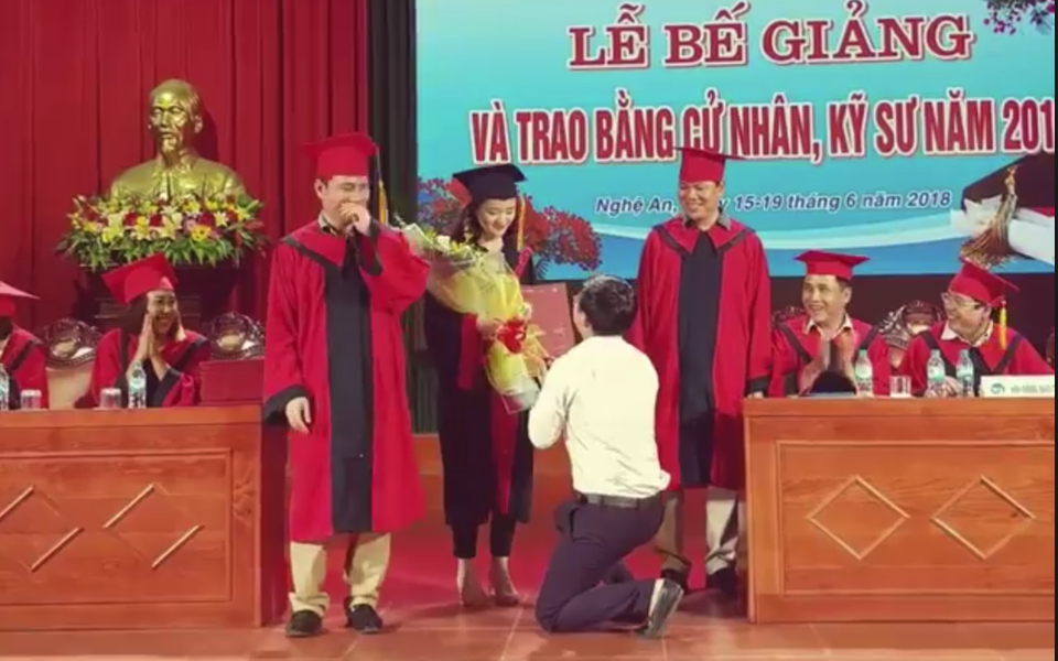 Nữ sinh ĐH Vinh được cầu hôn ngay trong buổi lễ nhận bằng tốt nghiệp - 3
Sau đó, Dũng quỳ gối rút nhẫn và cầu hôn nữ sinh Duyên tại lễ trao Bằng tốt nghiệp khiến nhiều người tán dương.