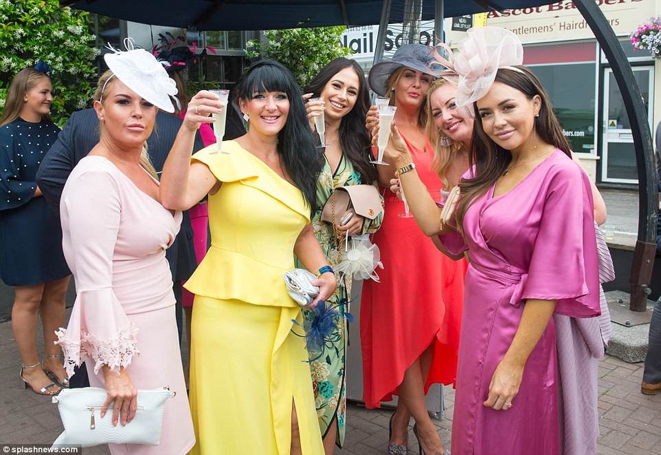 Những kiểu mũ siêu ấn tượng tại ngày hội đua ngựa Royal Ascot - 3
Sự kiện năm nay diễn ra trong 5 ngày. Nữ hoàng Anh cùng với hoàng tử Harry và công nương Meghan Markle sẽ tham dự sự kiện này