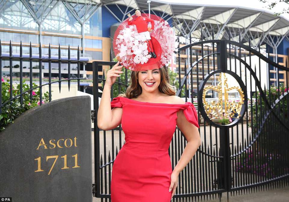 Những kiểu mũ siêu ấn tượng tại ngày hội đua ngựa Royal Ascot - 19 Những kiểu mũ siêu ấn tượng tại ngày hội đua ngựa Royal Ascot - 19