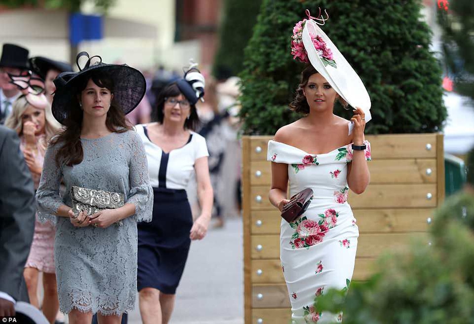 Những kiểu mũ siêu ấn tượng tại ngày hội đua ngựa Royal Ascot - 33 Những kiểu mũ siêu ấn tượng tại ngày hội đua ngựa Royal Ascot - 33