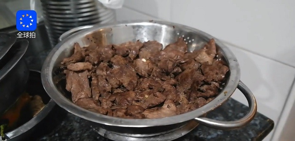 Nhóm thực khách gây loạn nhà hàng Trung Quốc vì tưởng nhầm bị phục vụ thịt chó - 3 Một món thịt được chụp lại trong gian bếp của nhà hàng