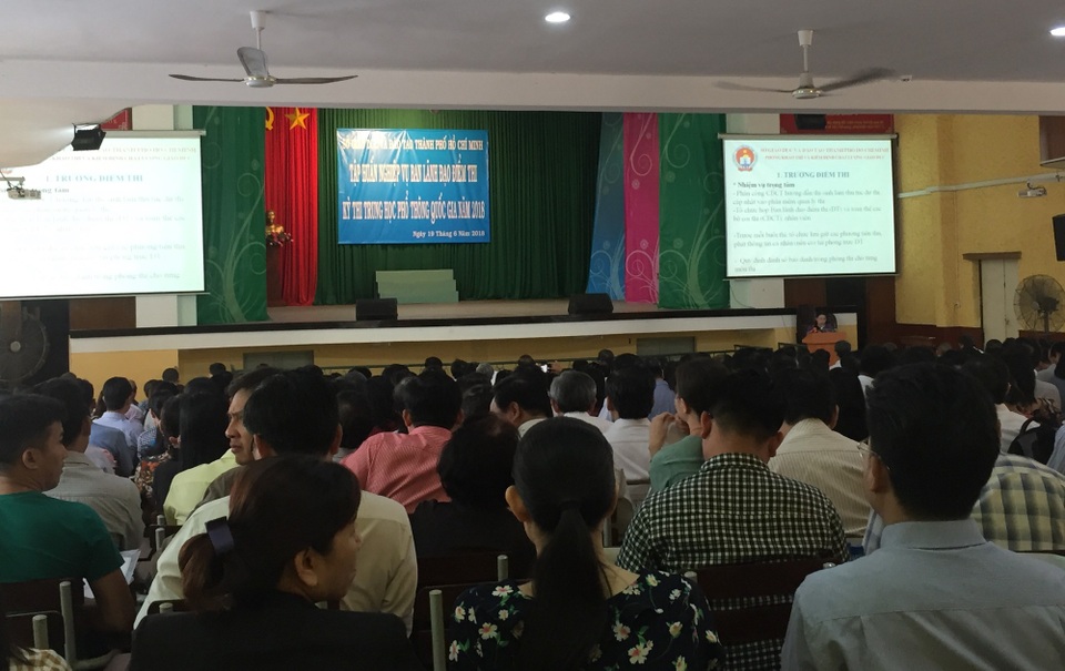 Trưởng điểm thi phải điềm tĩnh xử lý với mọi tình huống - 1 Hàng trăm lãnh đạo điểm thi dự tập huấn nghiệp vụ thi THPT quốc gia 2018 do Sở GD-ĐT TPHCM tổ chức