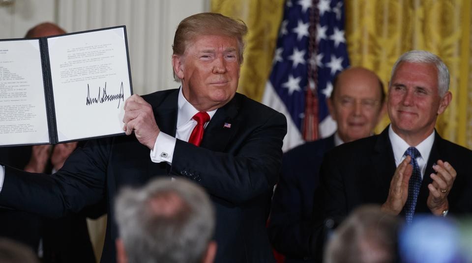 Mỹ yêu cầu Lầu Năm Góc lập quân chủng không gian vũ trụ - 1
Tổng thống Mỹ Donald Trump đã ra lệnh thành lập tực lực không gian vũ trụ (Ảnh: AP)