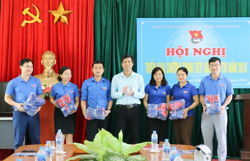 Hỗ trợ đồ ăn, nước uống cho thí sinh tham gia kỳ thi THPT quốc gia - 2 Lãnh đạo Tỉnh đoàn Thanh Hóa trao trang thiết bị cho các đội hình tình nguyện