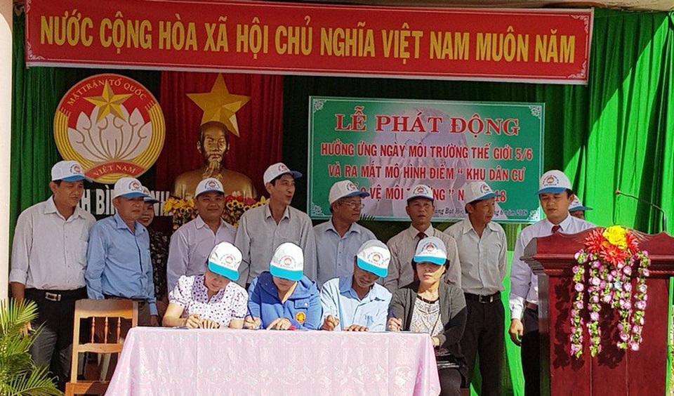 Người dân đăng ký nói “không” với chất thải nhựa ra môi trường - 1 Người dân cam kết bảo vệ môi trường.