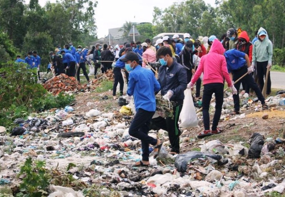 Tuổi trẻ Bình Định phấn đấu xây 10 nhà nhân ái trong Tháng thanh niên - 3 Các đoàn viên thanh niên tham gia dọn vệ sinh.