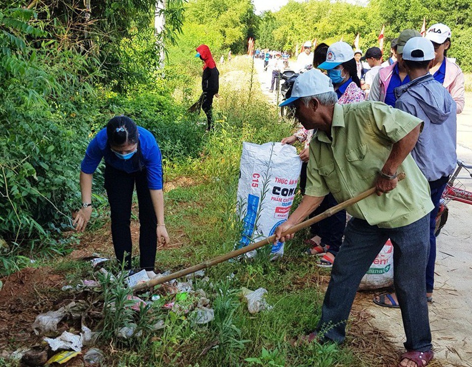 Người dân đăng ký nói “không” với chất thải nhựa ra môi trường - 4
Đoàn viên thanh niên và người dân dọn vệ sinh đường làng ngõ xóm.