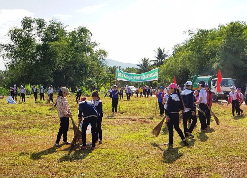 Người dân đăng ký nói “không” với chất thải nhựa ra môi trường - 2 Các em học sinh tham gia dọn vệ sinh vì môi trường “sáng - xanh - sạch đẹp”.