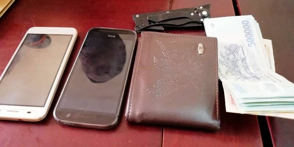 Rủ con hàng xóm đi chơi, rồi lên Facebook đe dọa đòi tiền chuộc - 2 Toàn bộ tang vật của vụ án.