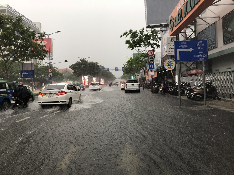 Cửa ngõ sân bay Tân Sơn Nhất rối loạn do ngập nước kết hợp với kẹt xe - 6 Các tuyến đường dẫn vào sân bay ngập lênh láng sau cơn mưa