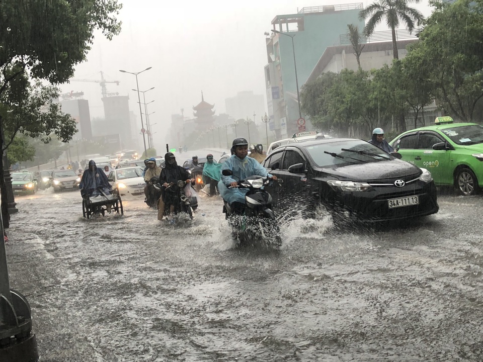 Cửa ngõ sân bay Tân Sơn Nhất rối loạn do ngập nước kết hợp với kẹt xe - 3 Cửa ngõ sân bay Tân Sơn Nhất rối loạn do ngập nước kết hợp với kẹt xe - 3