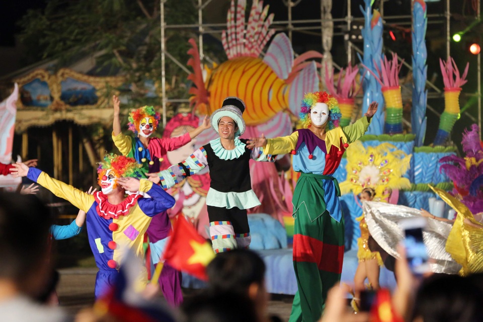 Sôi động Lễ hội carnival thiếu nhi quốc tế chưa từng có ở Nha Trang - 2 Màn diễu hành nhiều màu sắc trong lễ hội carnival tại Nha Trang.