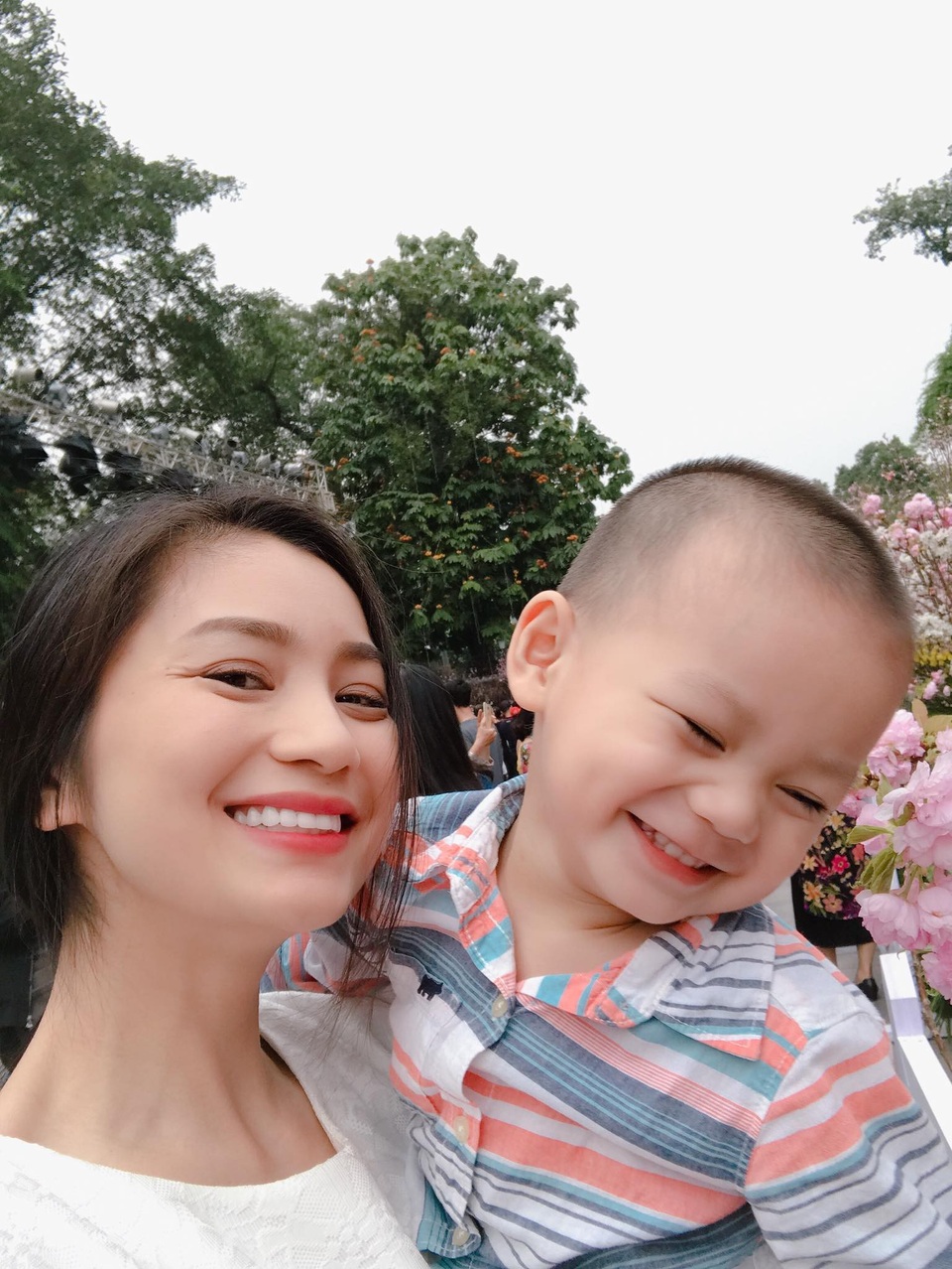 Diệu Hương: “Chồng gặp khó khăn, vợ cũng dễ khủng hoảng” - 3 Diệu Hương và con trai.
