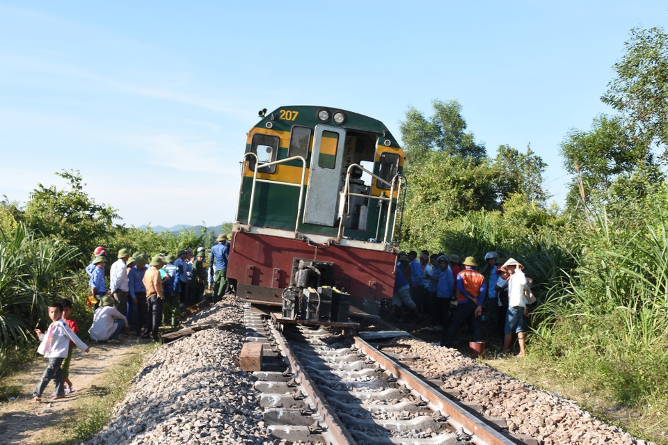 Tàu hàng tông xe tải bay 15m, 1 người bị thương nặng - 1 Hiện trường vụ tai nạn.