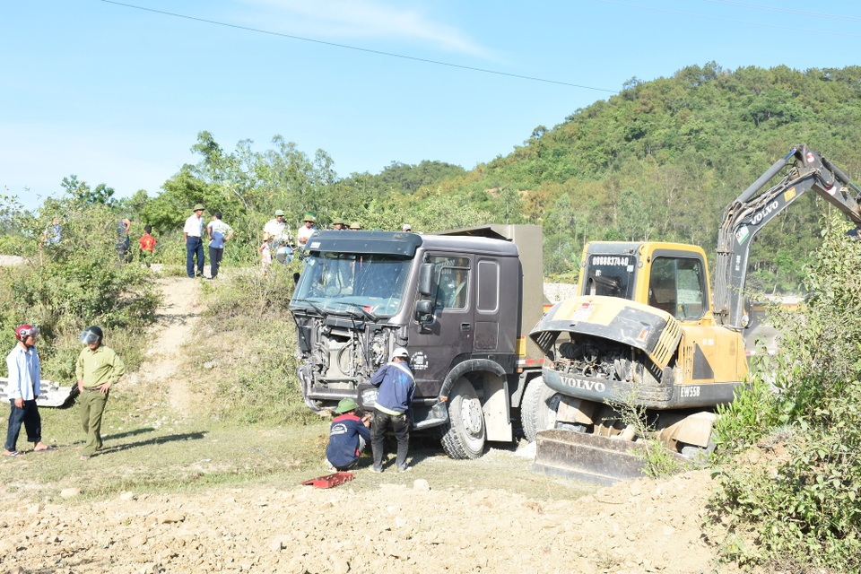Tàu hàng tông xe tải bay 15m, 1 người bị thương nặng - 2 Chiếc xe tải bị húc văng tới 15m.
