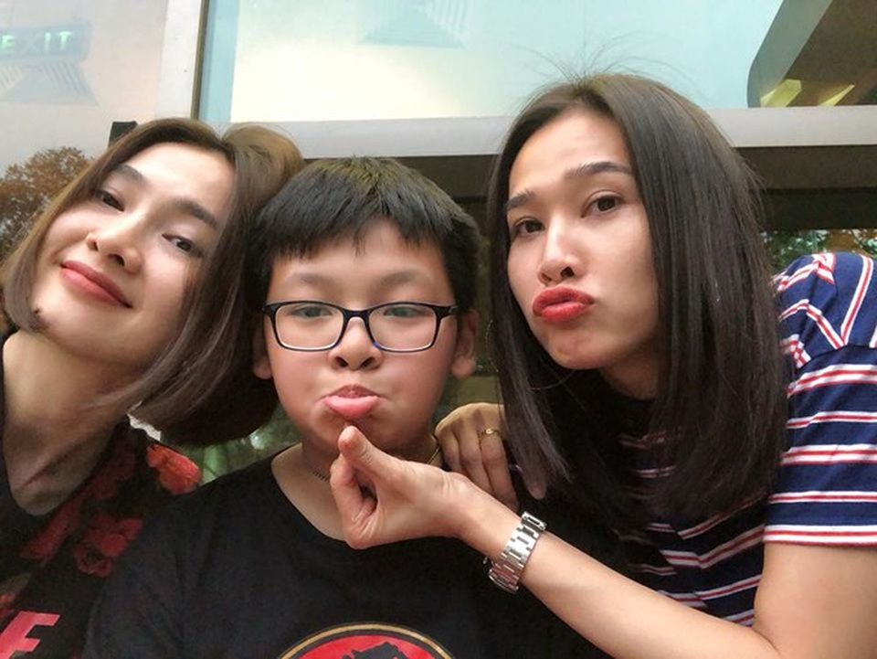 Hà Anh khoe ảnh nuy thời còn con gái; Anh Thư khoe ảnh đi thi hoa hậu cách 18 năm - 4 Dương Mỹ Linh chụp ảnh thân thiết với hai mẹ con Anh Thư. Gần đây cô tiết lộ tình bạn của cả hai đã làm lành sau nhiều năm giận hờn, hiện tại đã rất thân thiết.