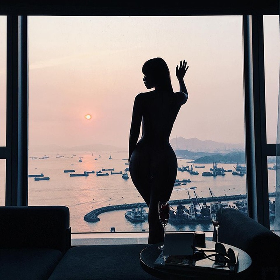 Hà Anh khoe ảnh nuy thời còn con gái; Anh Thư khoe ảnh đi thi hoa hậu cách 18 năm - 1 Trên trang cá nhân, siêu mẫu Hà Anh chia sẻ cô đang ở những tháng cuối của thai kỳ nhưng vẫn không ngại chia sẻ ảnh nuy vô cùng nóng bỏng và đầy tính nghệ thuật để khoe thân hình đồng hồ cát của mình.