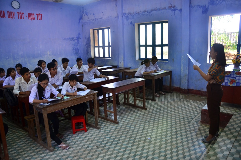 "Tăng tốc" cho kỳ thi THPT Quốc gia - 1
Học sinh lớp 12 tại huyện đảo Lý Sơn (tỉnh Quảng Ngãi) được chọn thầy cô ôn thi phù hợp với năng lực, nguyện vọng của mình. (Ảnh: Quốc Triều)