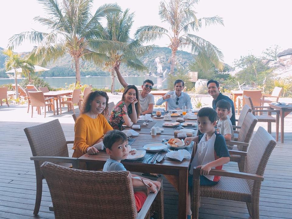 Cô đi cùng gia đình và người tình Kim Lý.