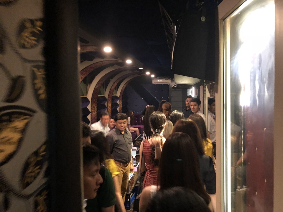 Nữ tiếp viên nhốn nháo bỏ chạy vào nhà vệ sinh lẩn trốn đoàn kiểm tra - 2 Nữ tiếp viên nhốn nháo bỏ chạy vào nhà vệ sinh lẩn trốn đoàn kiểm tra - 2