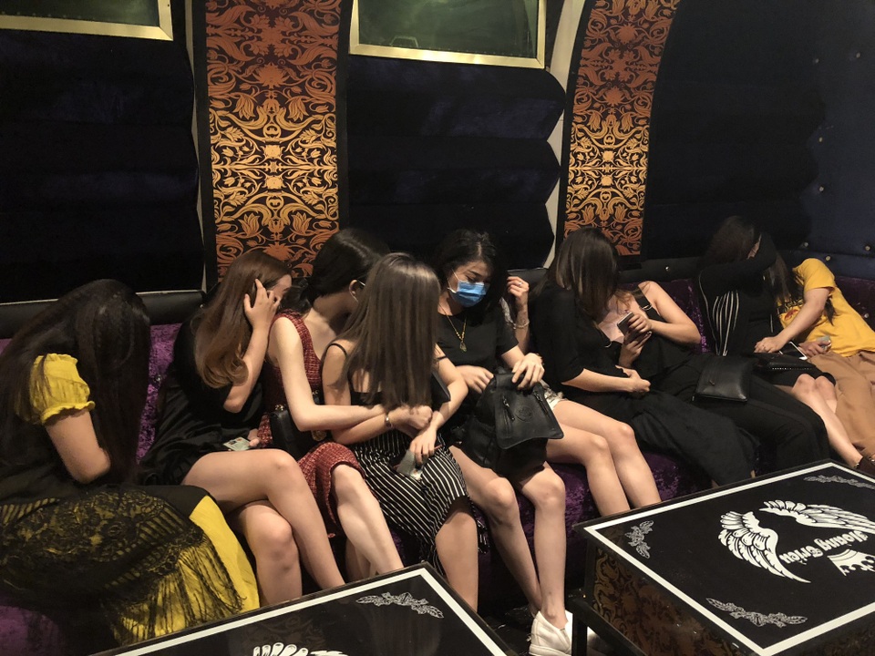 Nữ tiếp viên nhốn nháo bỏ chạy vào nhà vệ sinh lẩn trốn đoàn kiểm tra - 3 Nữ tiếp viên nhốn nháo bỏ chạy vào nhà vệ sinh lẩn trốn đoàn kiểm tra - 3