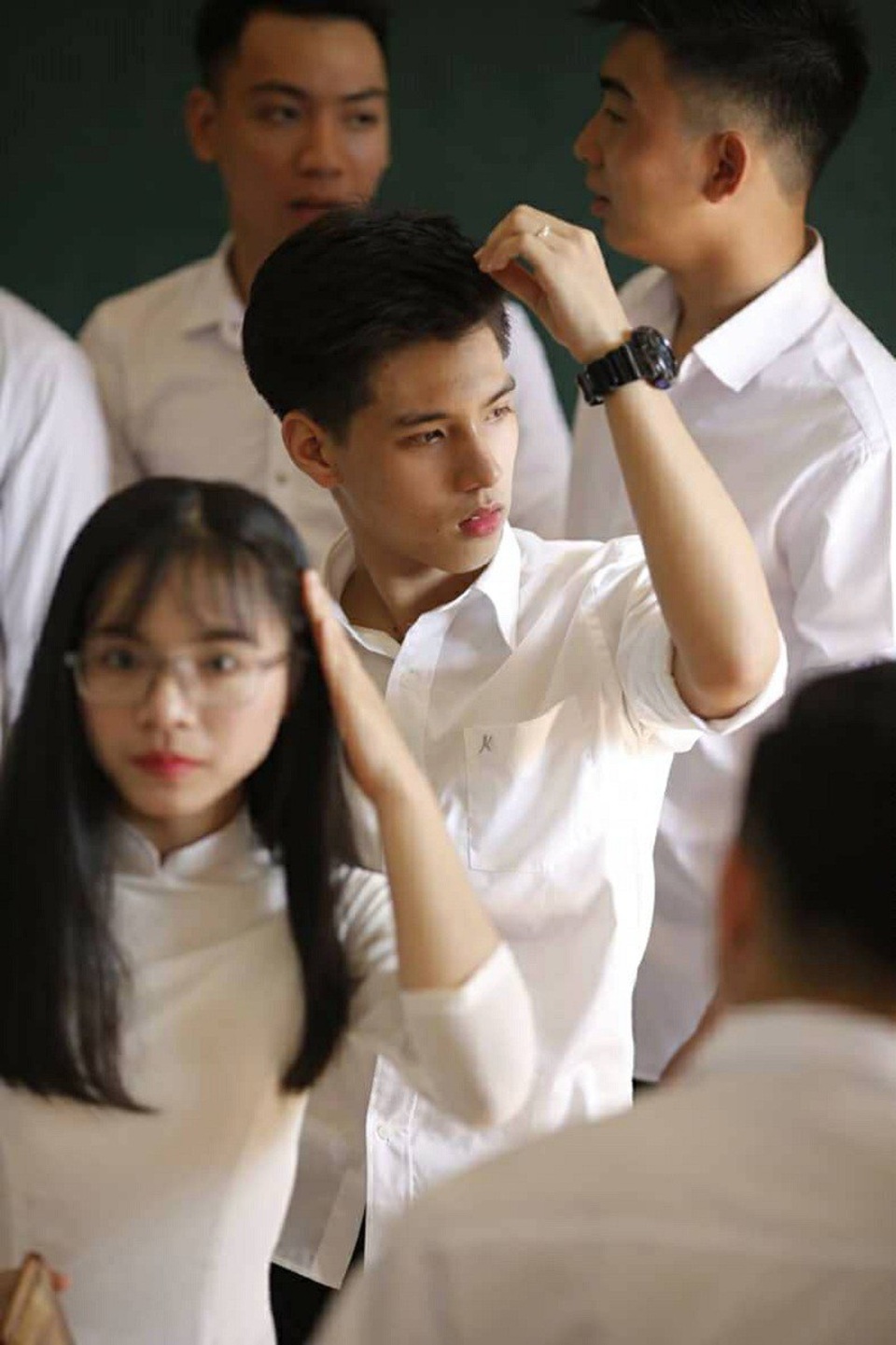 “Hot boy sơ mi trắng” trường Ba Vì đang được dân mạng quan tâm - 2 Cộng đồng mạng dành nhiều lời khen ngợi cho nam sinh trường Ba Vì như “soái ca sơ mi trắng”, “hot boy sơ mi trắng” khi sở hữu góc nghiêng khá ấn tượng.