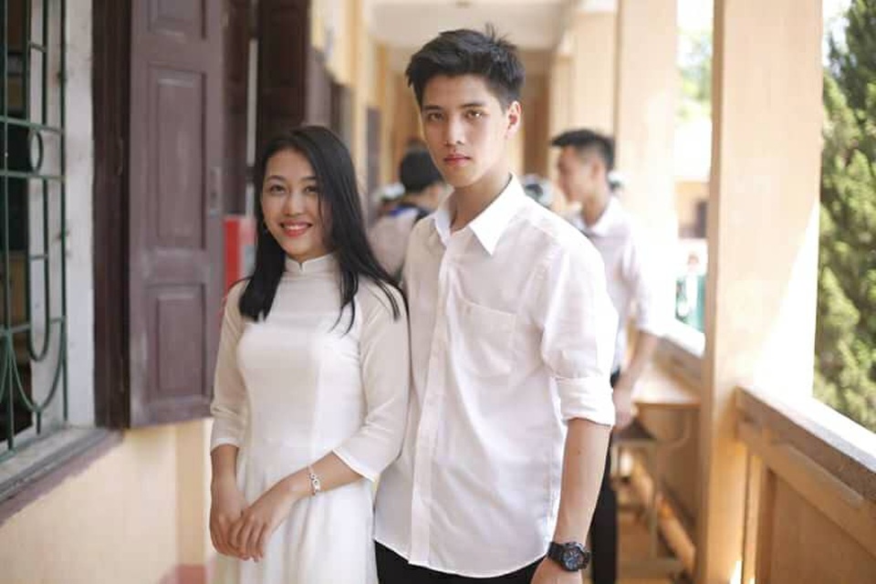 “Hot boy sơ mi trắng” trường Ba Vì đang được dân mạng quan tâm - 4 Anh Tú chia sẻ: “Em cảm thấy khá vui vì được nhiều người biết đến, tự dưng được mọi người chú ý em cũng rất bất ngờ. Thật ra em thấy mình cũng bình thường thôi chỉ may mắn hơn là được khuôn mặt “làm hàng”” (cười).
