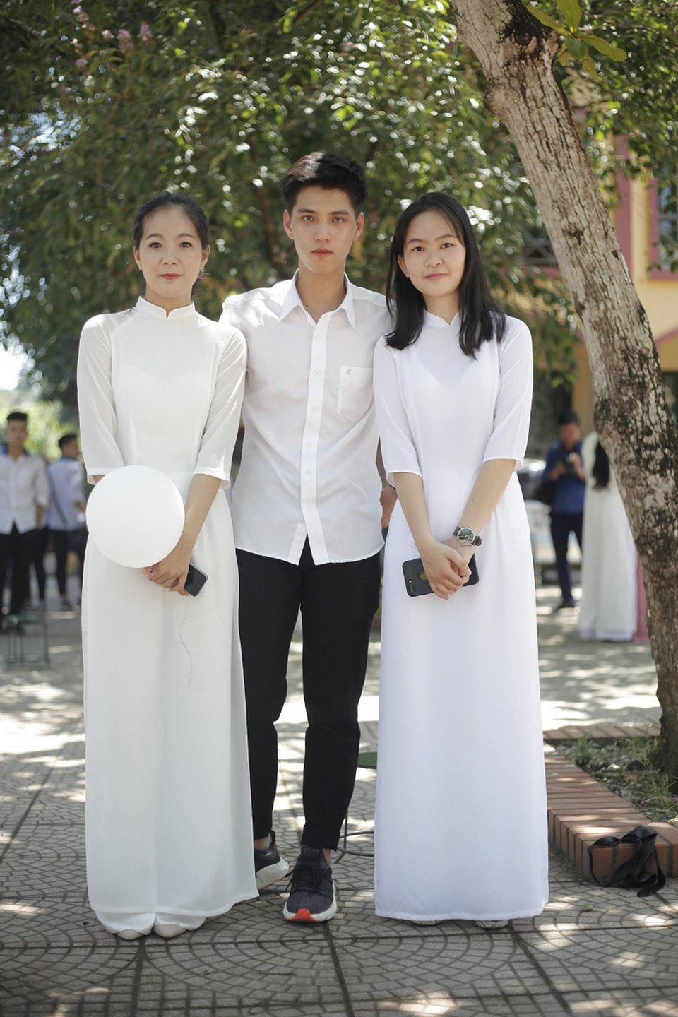 “Hot boy sơ mi trắng” trường Ba Vì đang được dân mạng quan tâm - 6 Không chỉ có kết quả học tập tốt, nam sinh đất núi Tản còn là một chàng trai “đa-zi-năng” với nhiều sở trường ở các môn nghệ thuật và thể thao như tham gia văn nghệ cho trường, thích nhảy hiện đại, chơi thể thao như cầu lông, đá bóng,... nhờ đó Tú sở hữu chiều cao khá ấn tượng 1m74.