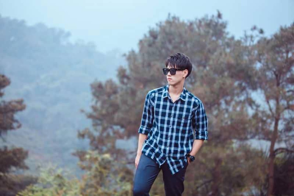 “Hot boy sơ mi trắng” trường Ba Vì đang được dân mạng quan tâm - 7 Anh Tú tự nhận mình có tính cách hòa đồng, thoải mái đôi khi vui vẻ hài hước, thậm chí còn có chút “tưng tửng”. Nhưng “tính xấu” chưa sửa được là đôi lúc hơi gắt và có chút nóng tính.